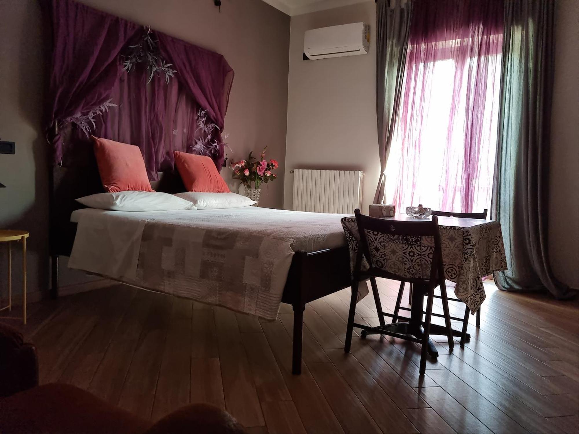 B&B Tre Passi Dalla Torre Montesarchio Rum bild